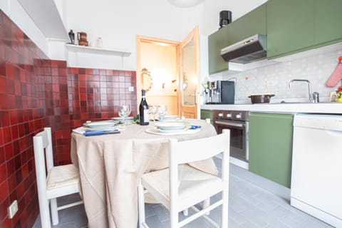 Kitchen or kitchenette, Dining area