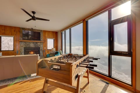 Sky Barn Retreat in Beech Mountain with Views and Deck Casa in Beech Mountain