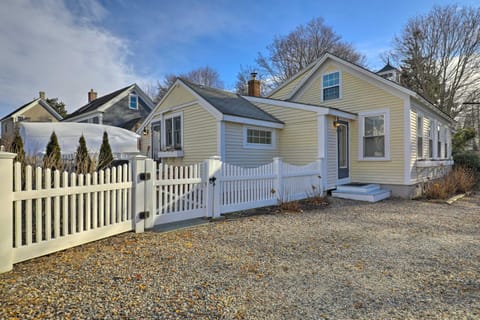 Kennebunk Cottage with Yard Less Than 1 Mi to Beach! Maison in Kennebunkport