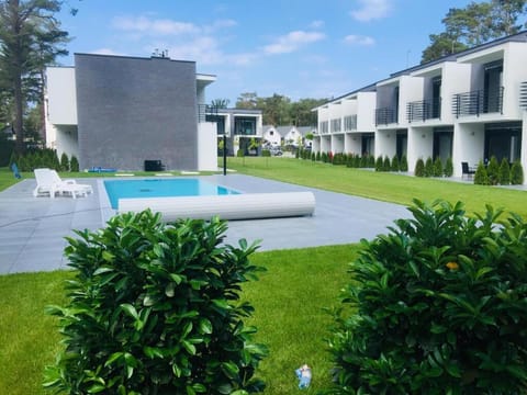 Swimming pool, Swimming pool