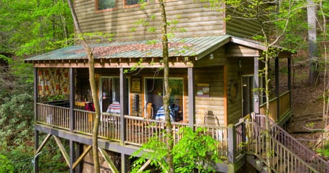 The TreeHouse - Rocking Chair Deck with Hot Tub below, Walking Distance to Downtown Helen, Sleeps 5 Casa in Helen