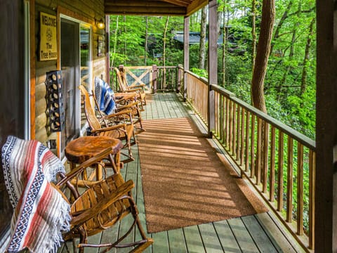 The TreeHouse - Rocking Chair Deck with Hot Tub below, Walking Distance to Downtown Helen, Sleeps 5 House in Helen
