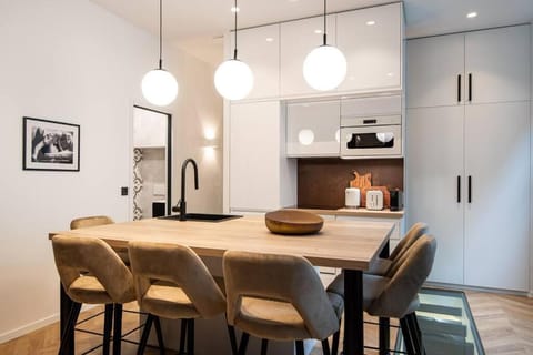 Kitchen or kitchenette, Dining area