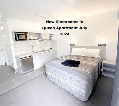 Bedroom, kitchen