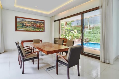 Seating area, Dining area, Pool view