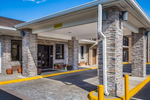 Quality Inn & Suites Hotel in Suffolk