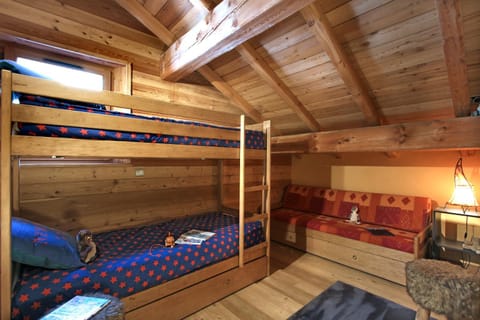 Bedroom, bunk bed