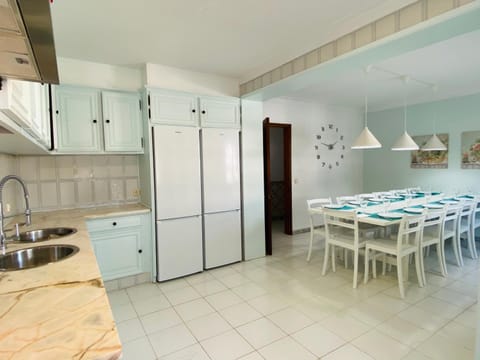 Kitchen or kitchenette, Dining area, Communal kitchen