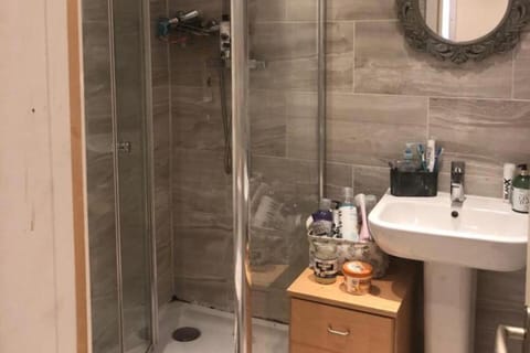 House - Sleeps 2 - Patio - Parking House in High Wycombe