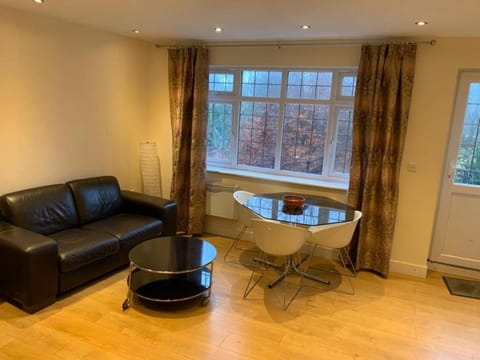 1-Bed unit 10 minute drive from Hellfire Caves Haus in High Wycombe