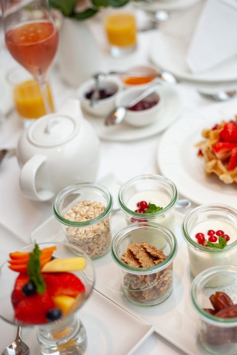 Food close-up, Breakfast, Continental breakfast, Alcoholic drinks, Non alcoholic drinks