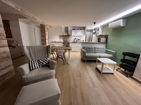 Kitchen or kitchenette, Living room, Seating area, Dining area, minibar, pet friendly