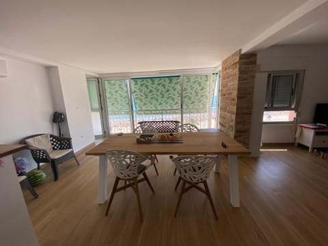 Kitchen or kitchenette, Living room, Dining area, Breakfast