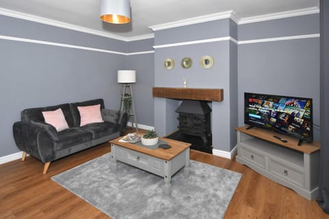 TV and multimedia, Living room, Seating area, Evening entertainment