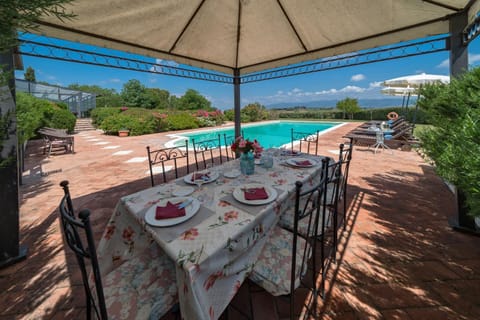 Day, View (from property/room), Dining area, Pool view, Swimming pool, sunbed