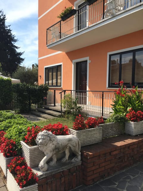Property building, Facade/entrance, Day, Garden, Garden view