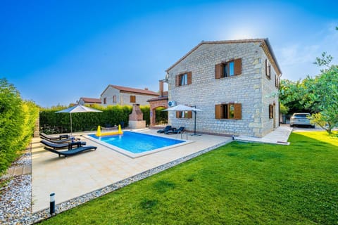 Property building, Garden view, Pool view, Swimming pool, sunbed