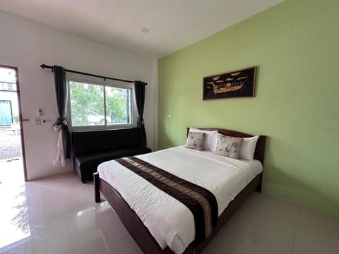 นิวเวฟภูเก็ต Bed and Breakfast in Chalong