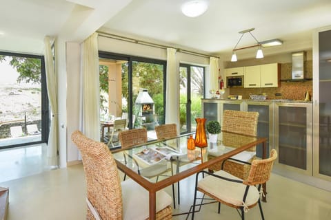 Dining area, kitchen