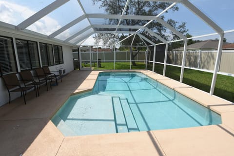 HIDDEN OASIS Spacious Pool Home with Florida Room and Hot Tub House in Palm Coast