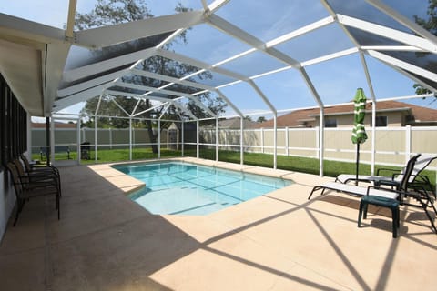 HIDDEN OASIS Spacious Pool Home with Florida Room and Hot Tub Casa in Palm Coast
