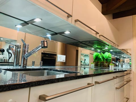 Coffee/tea facilities, Kitchen or kitchenette, dishwasher, oven