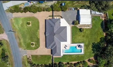 Coast and Country Estate - 15m Heated Pool and Minutes to Beach House in Boat Harbour