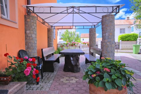 Patio, BBQ facilities