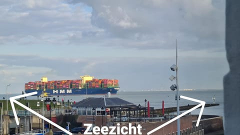 Rijksmonument Havenzicht, met zeezicht, ligging direct aan zee en centrum House in Vlissingen