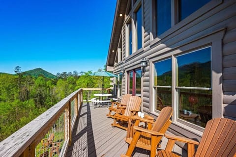 Nothin But A Good Time - Smoky Mountain Family Cabin, Theatre, Hot Tub, FirePit, WiFi House in Sevierville