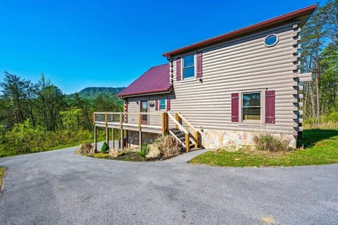 Nothin But A Good Time - Smoky Mountain Family Cabin, Theatre, Hot Tub, FirePit, WiFi House in Sevierville