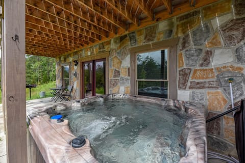 Nothin But A Good Time - Smoky Mountain Family Cabin, Theatre, Hot Tub, FirePit, WiFi House in Sevierville
