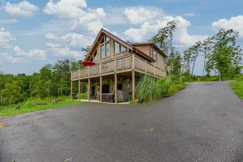 Nothin But A Good Time - Smoky Mountain Family Cabin, Theatre, Hot Tub, FirePit, WiFi House in Sevierville
