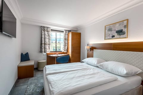 TV and multimedia, Photo of the whole room, Bedroom