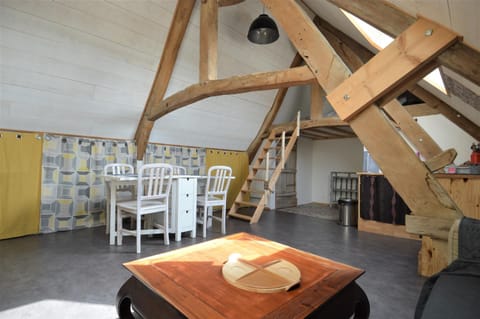 Seating area, Dining area