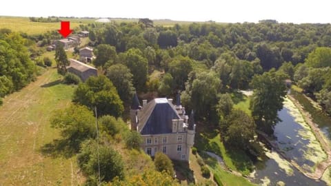 Château des Loups - Les Cèdres Bleus House in Pays de la Loire