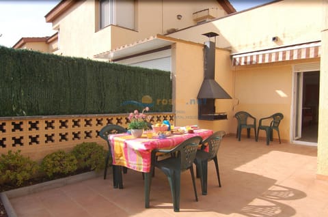 BBQ facilities, Garden, View (from property/room), Balcony/Terrace, Dining area