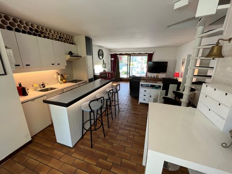 Kitchen or kitchenette, Lounge or bar