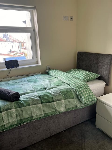 Short term lets from £15 per person per night Apartment in Bristol