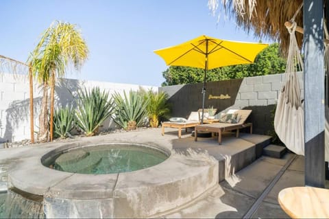 Desert Paradise salt water pool & Spa 1 mile to Coachella Fest House in La Quinta