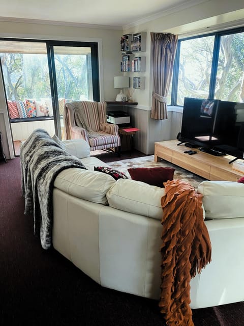 Mountain Retreat Suitable for 2 Families, Sleeps 8 Chalet in Mount Buller