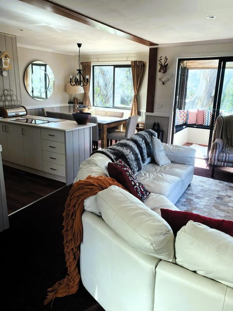 Mountain Retreat Suitable for 2 Families, Sleeps 8 Chalet in Mount Buller