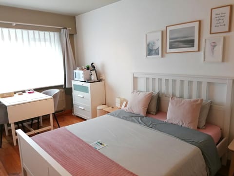 Bed, Seating area, Dining area, Bedroom