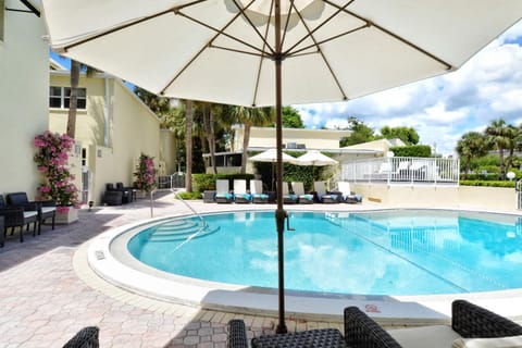 LaPlaya 101E-Relax on your private lanai under the palms! Condo in Longboat Key