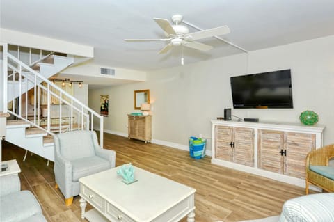LaPlaya 102B-Directly on the beach with the warm Gulf waters waiting! Condominio in Longboat Key