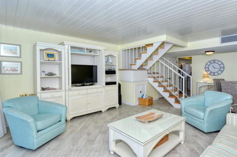 LaPlaya 105B-Relax on the balcony and watch the dolphins swim by and the pelicans dive! Condominio in Longboat Key