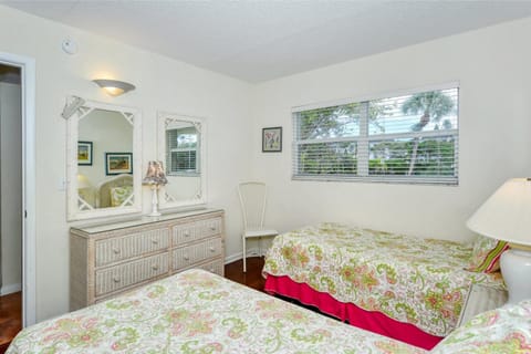 LaPlaya 104E Perfectly located near the path to the beach just steps from the pool Condominio in Longboat Key