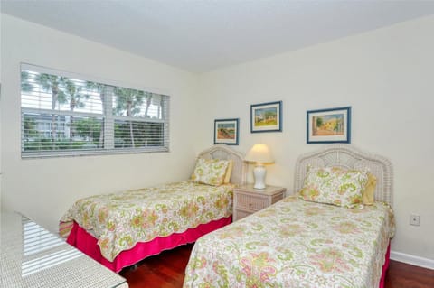 LaPlaya 104E Perfectly located near the path to the beach just steps from the pool Copropriété in Longboat Key