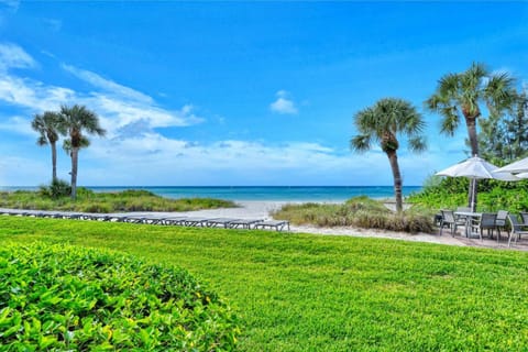 LaPlaya 101A Step out to the beach from your screened lanai Light and bright end unit Condominio in Longboat Key