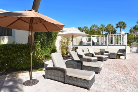 LaPlaya 104A Gulf front Walk right from your lanai onto the private beach Eigentumswohnung in Longboat Key